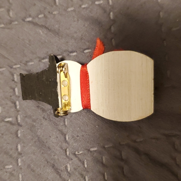 Wooden hand crafted snow man pin - Picture 2 of 3